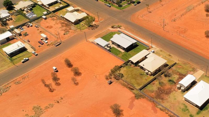 Australian town of Quilpie giving away free land with $12.5k grant     By Sarah Sharples